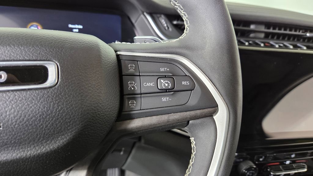 Used 2023 Jeep Grand Cherokee L Limited w/ Black Appearance Package AWD/4WD image 20