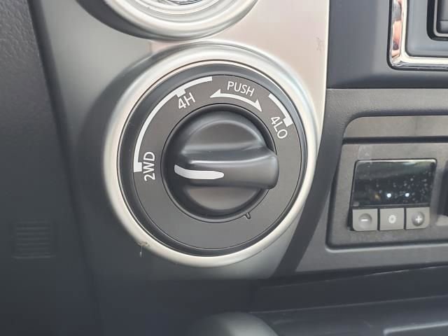 Used 2020 Nissan Titan SL w/ Moonroof Package image 33