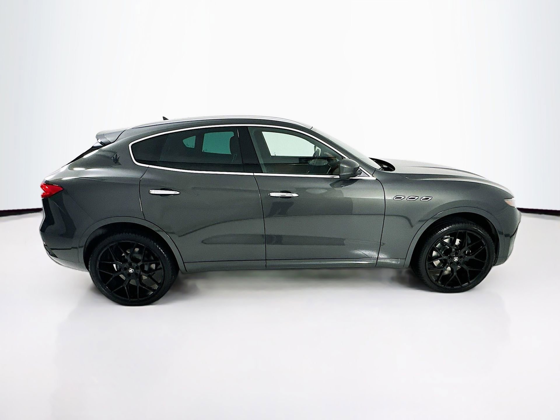 Used 2017 Maserati Levante w/ Luxury Package AWD/4WD image 9