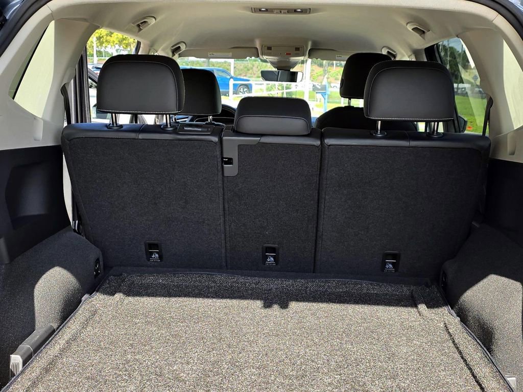 Used 2024 Volkswagen Tiguan SE image 37