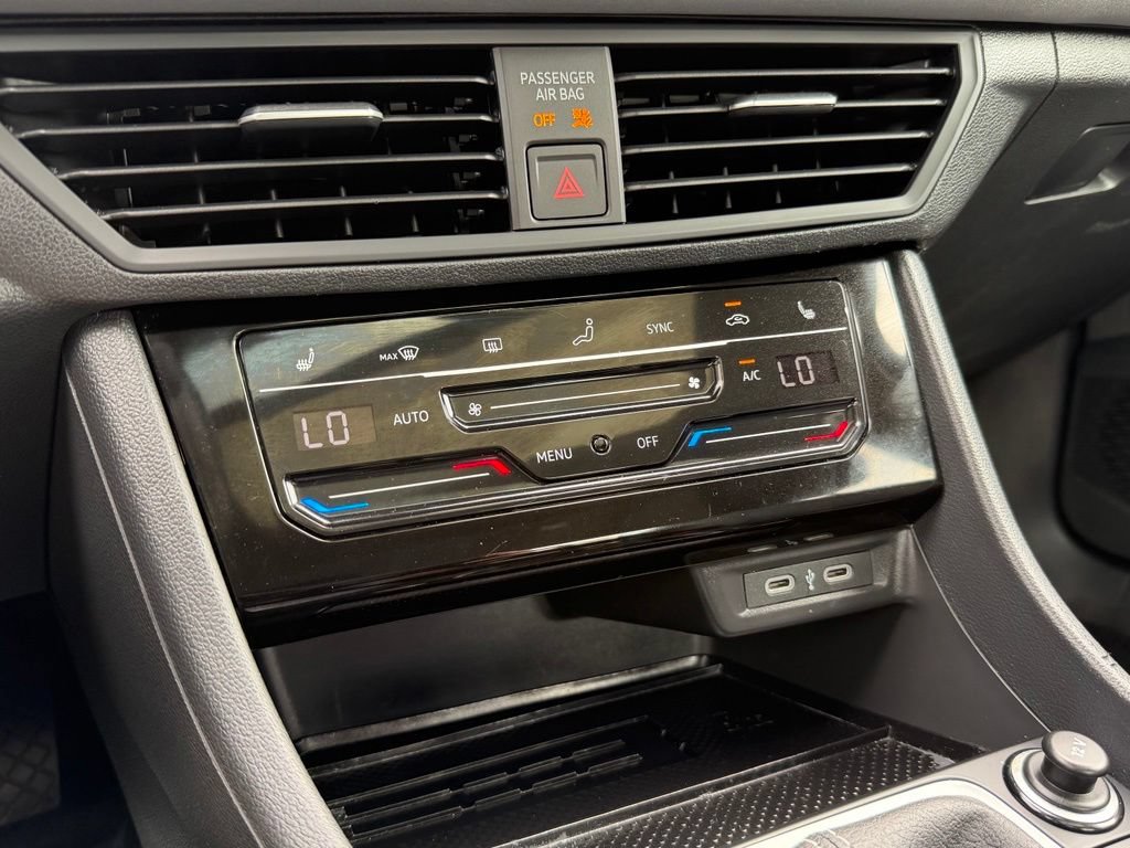 Used 2025 Volkswagen Jetta SE FWD image 50