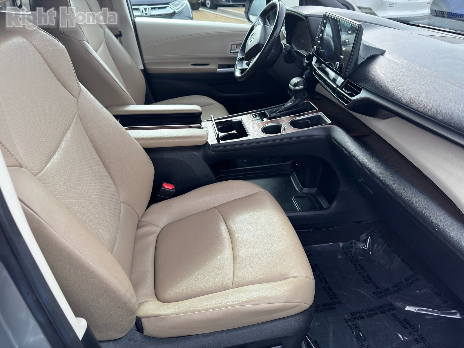 Used 2024 Toyota Sienna XLE image 12