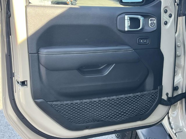Used 2022 Jeep Wrangler Unlimited Sahara AWD/4WD image 14