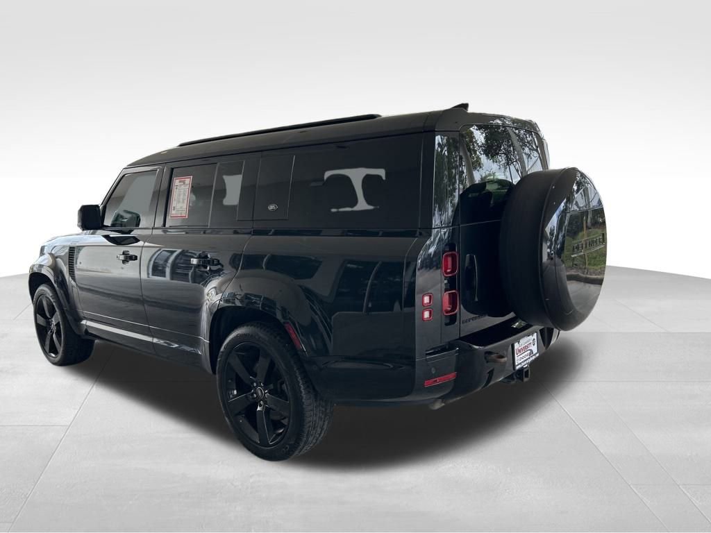 Used 2024 Land Rover Defender 130 X-Dynamic SE image 4