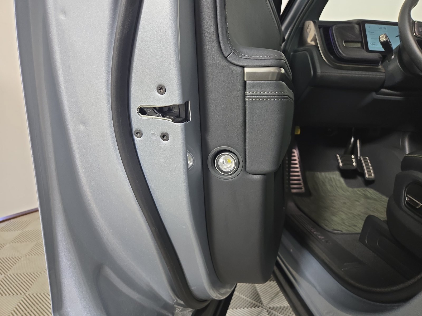 Used 2024 Rivian R1S Adventure Quad AWD/4WD image 32