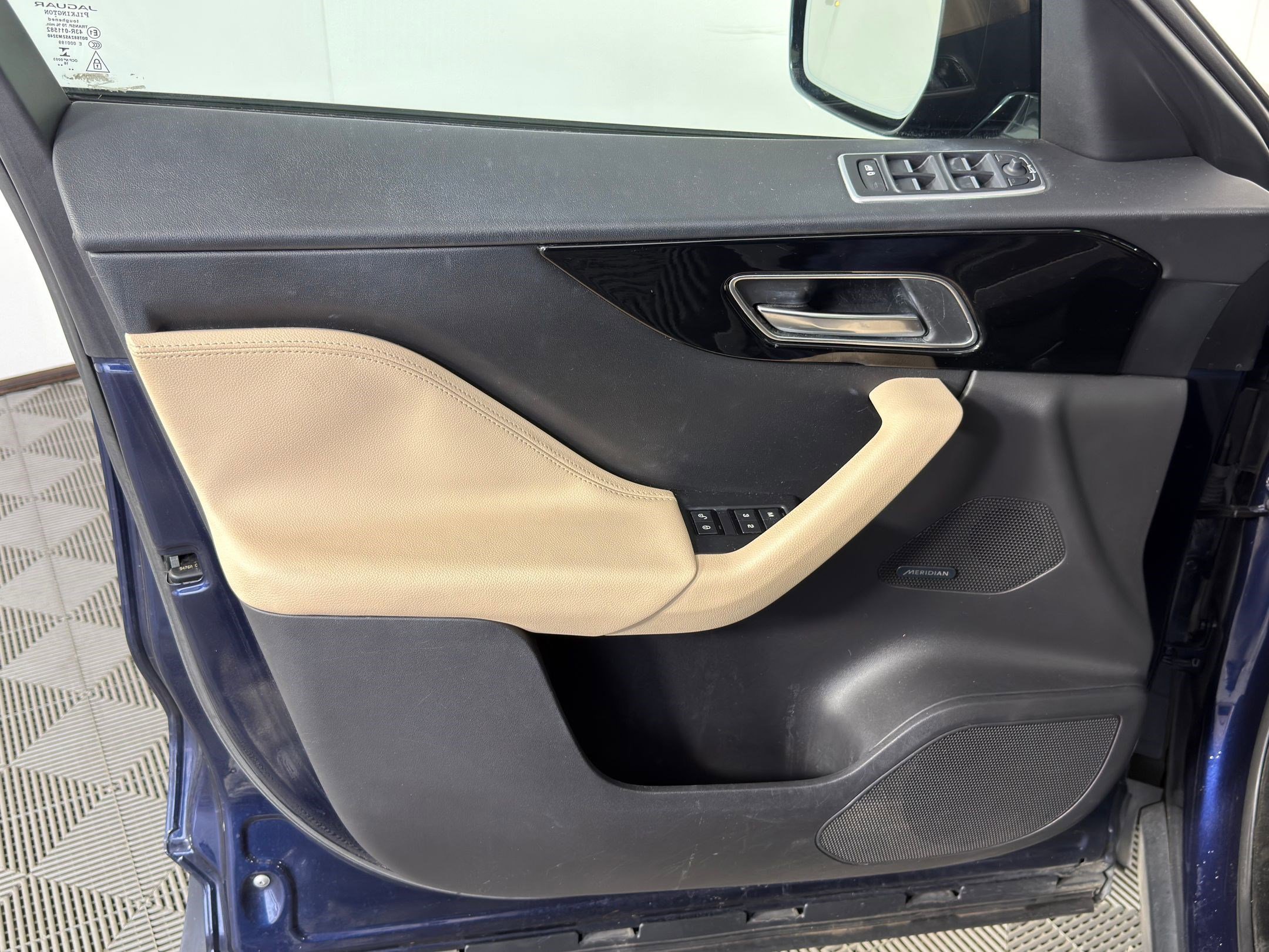 Used 2017 Jaguar F-PACE Premium image 12