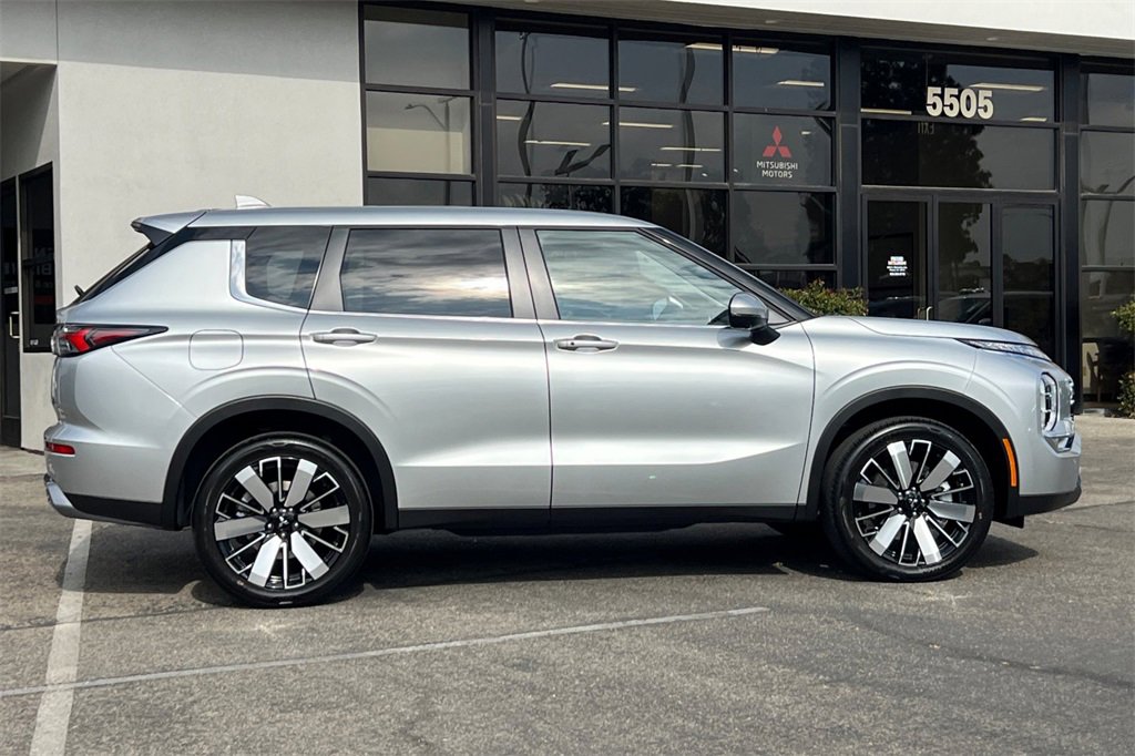 New 2025 Mitsubishi Outlander SE image 4