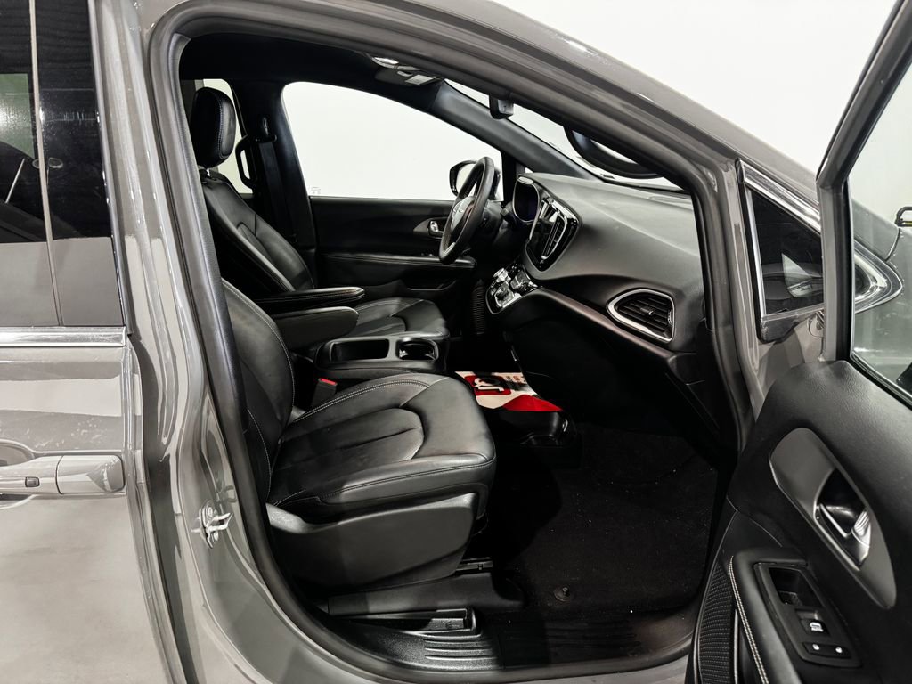 Used 2025 Chrysler Pacifica Select FWD image 22