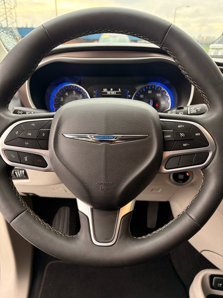 Used 2022 Chrysler Voyager LX image 12