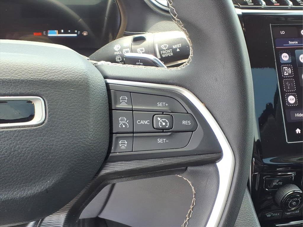 Used 2023 Jeep Grand Cherokee Laredo AWD/4WD image 11