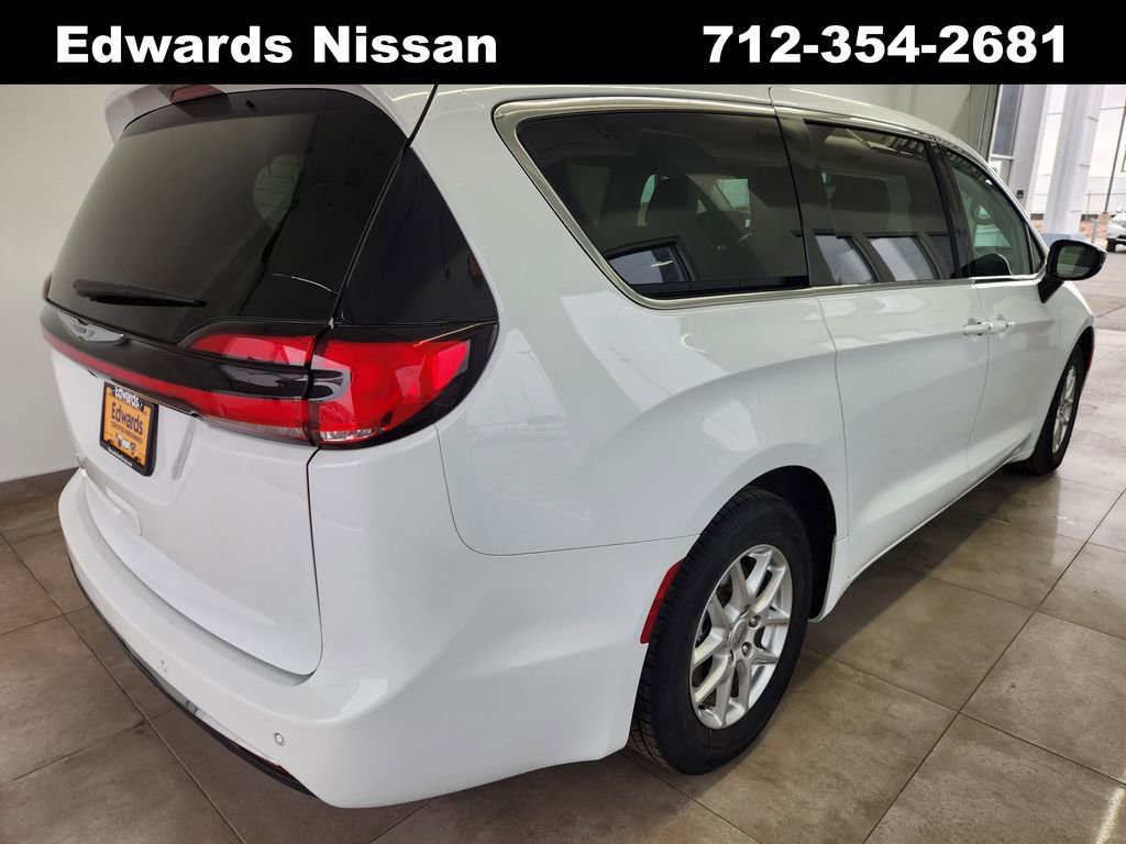 Used 2024 Chrysler Pacifica Touring-L image 10