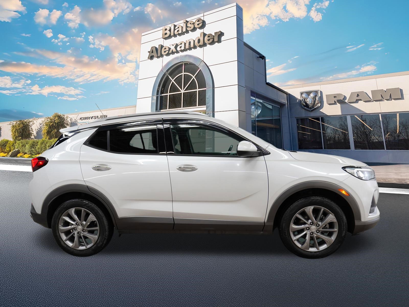 Used 2022 Buick Encore GX Essence w/ Experience Buick Package image 2