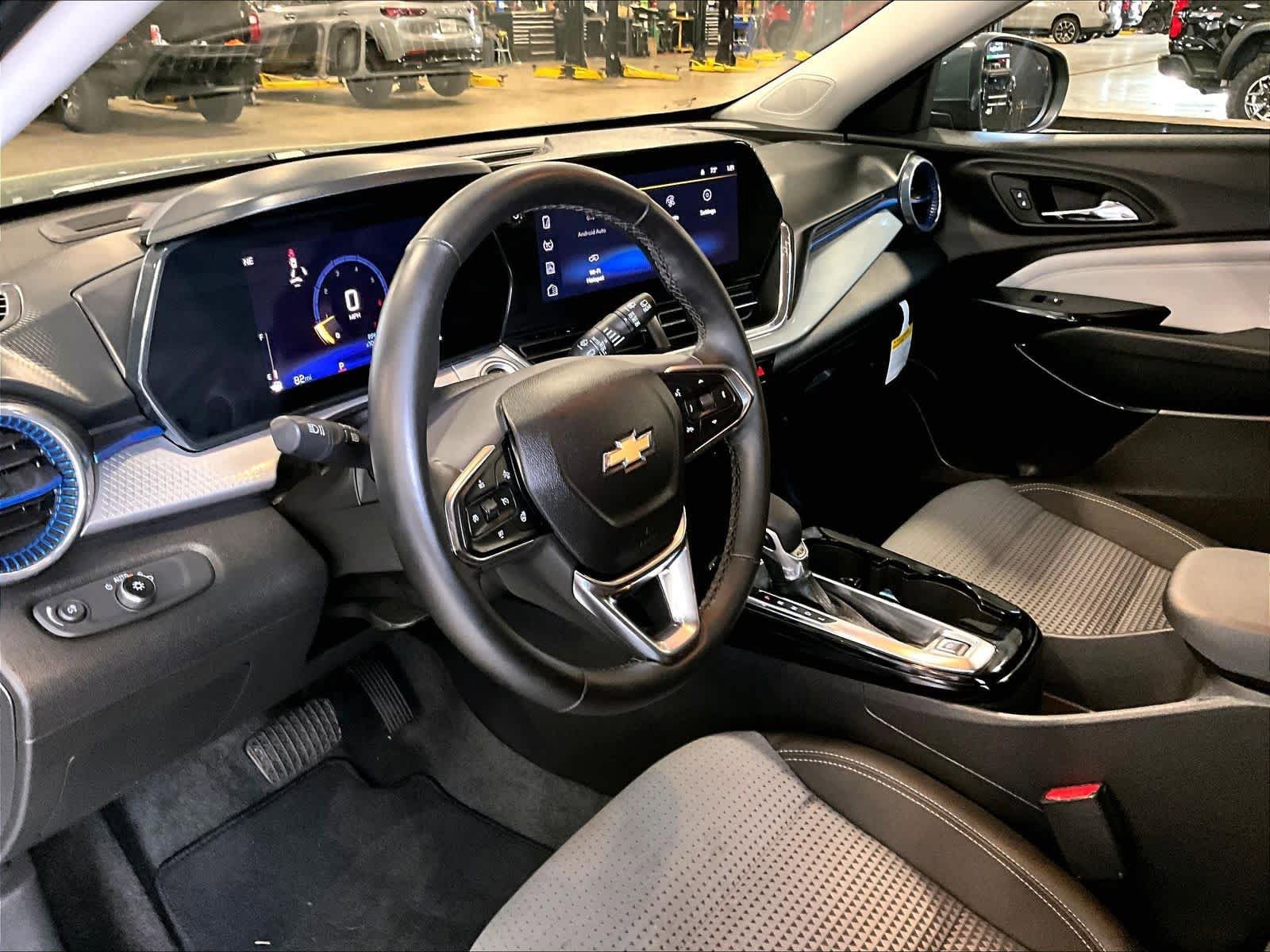 Used 2025 Chevrolet Trax LT w/ Driver Confidence Package FWD image 8