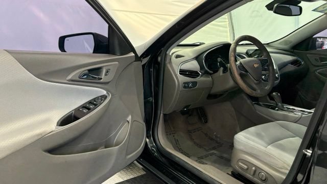 Used 2018 Chevrolet Malibu LT w/ Driver Confidence Package FWD image 30