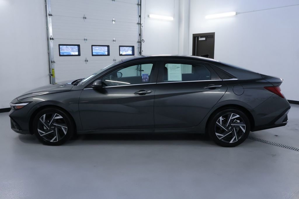 Used 2025 Hyundai Elantra SEL image 4