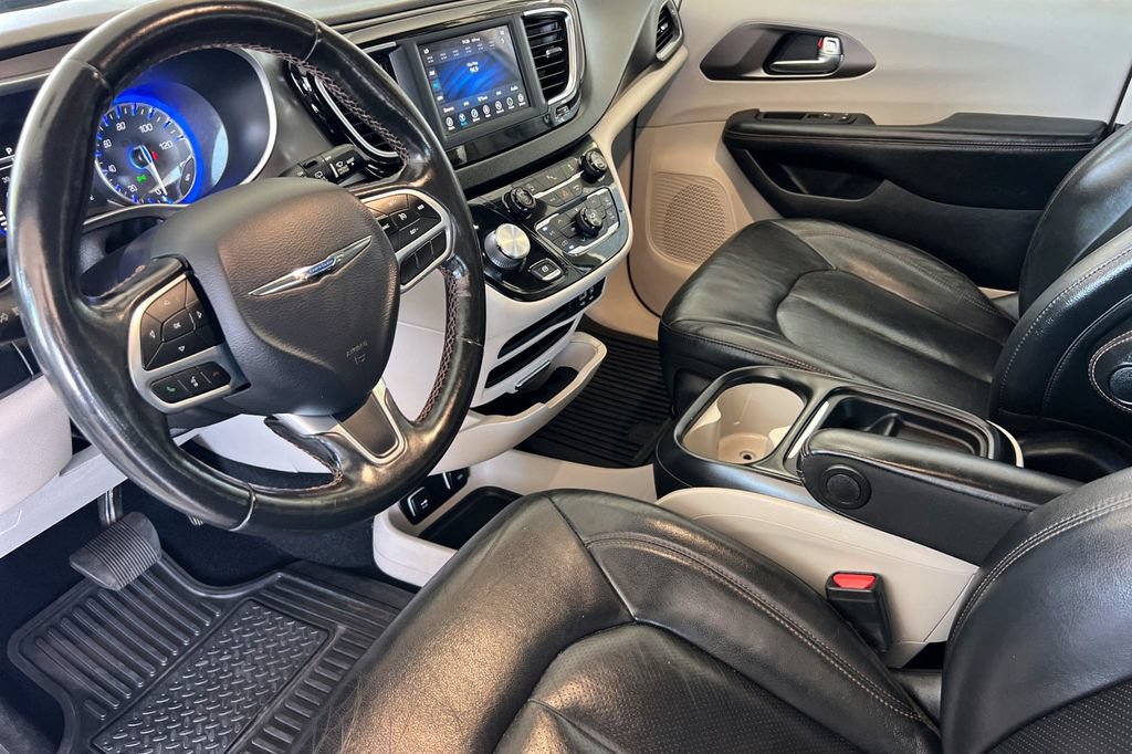 Used 2020 Chrysler Pacifica Touring-L FWD image 12