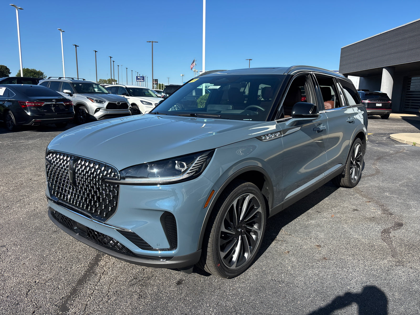 New 2026 Lincoln Aviator Reserve w/ Illumination Package AWD/4WD image 3
