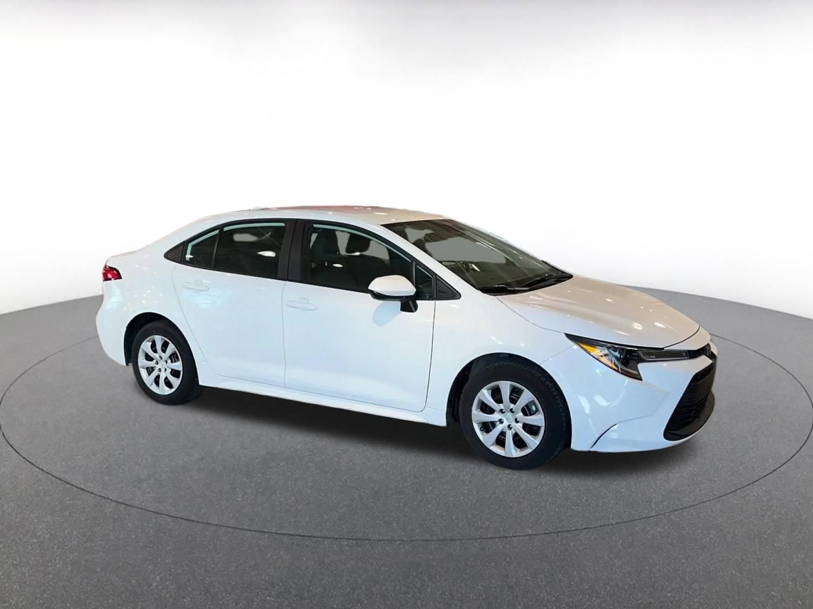 Used 2025 Toyota Corolla LE image 2