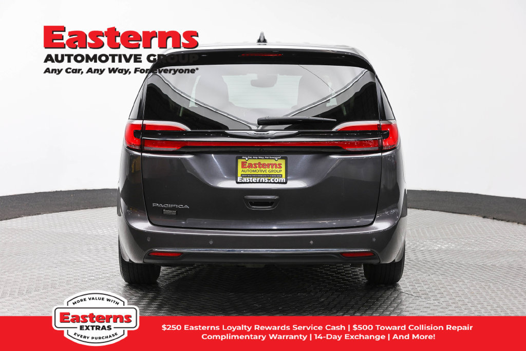 Used 2023 Chrysler Pacifica Touring-L FWD image 7