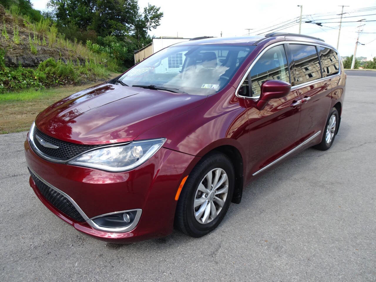 Used 2017 Chrysler Pacifica Touring-L w/ 13 Speaker Alpine Sound Group image 2