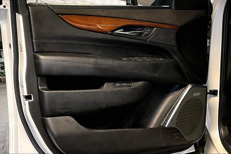 Used 2016 Cadillac Escalade Luxury AWD/4WD image 14