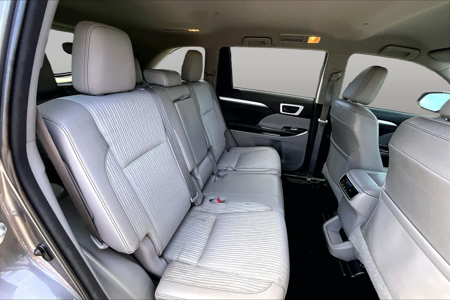 Used 2015 Toyota Highlander Plus FWD image 19