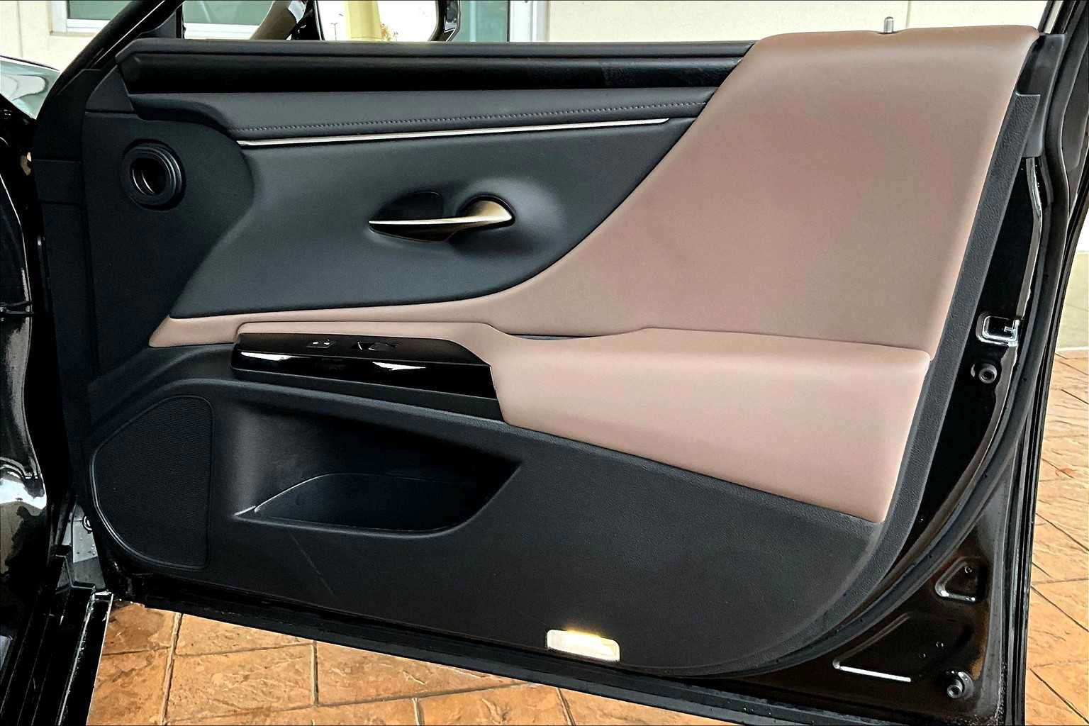 Used 2024 Lexus ES 350 w/ Premium Package image 21
