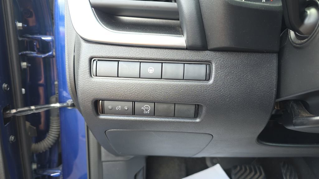 Used 2023 Nissan Rogue SV AWD/4WD image 13