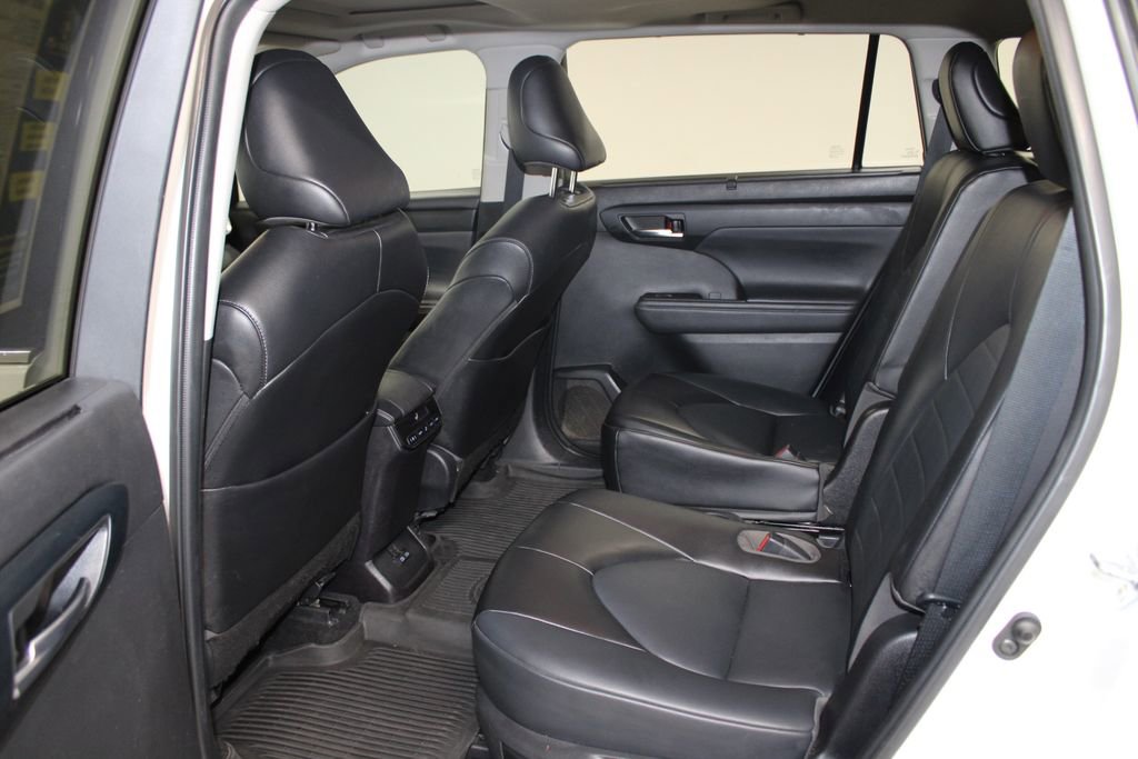 Used 2022 Toyota Highlander XLE image 24
