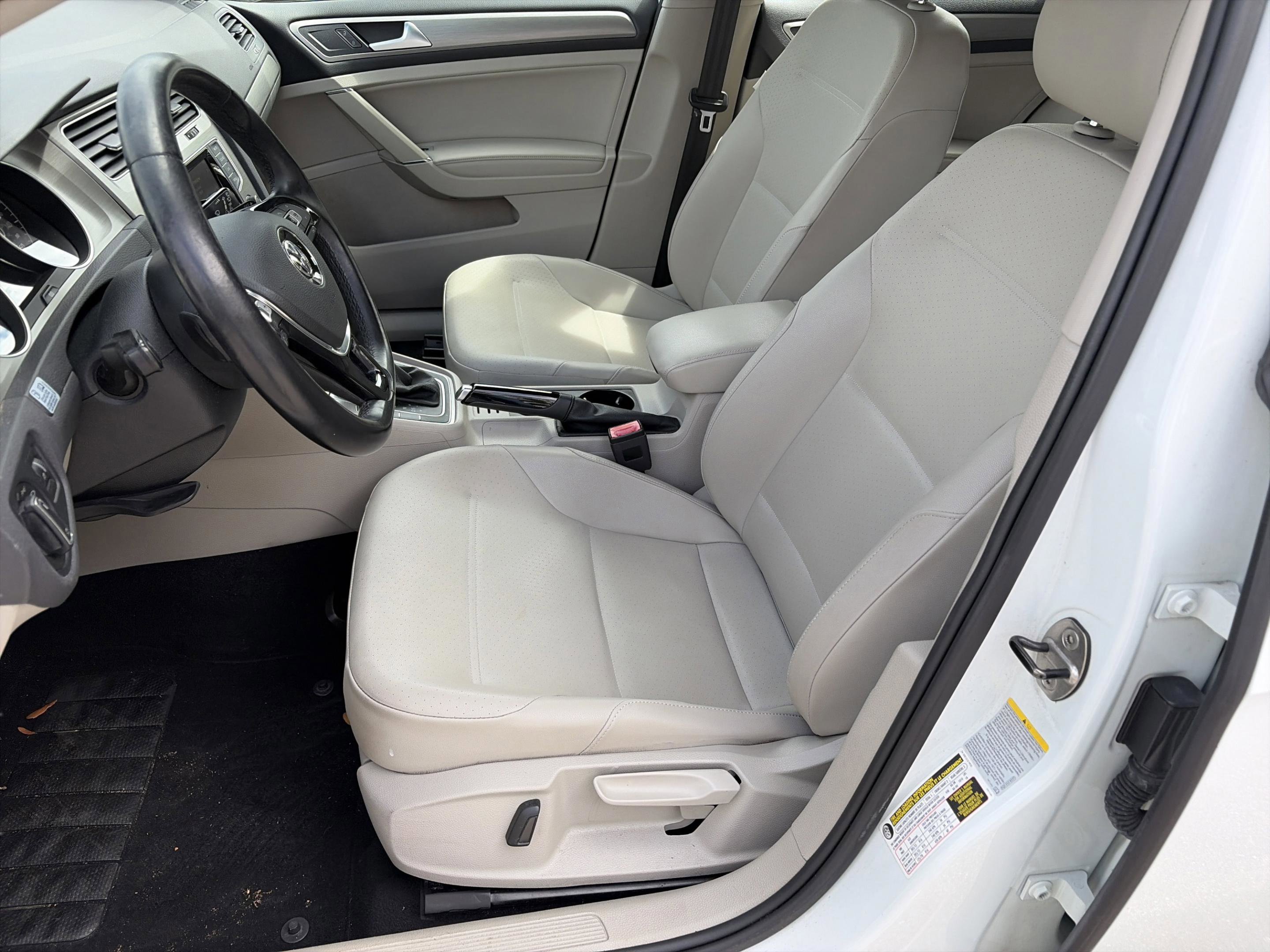 Used 2015 Volkswagen Golf TDI S image 18