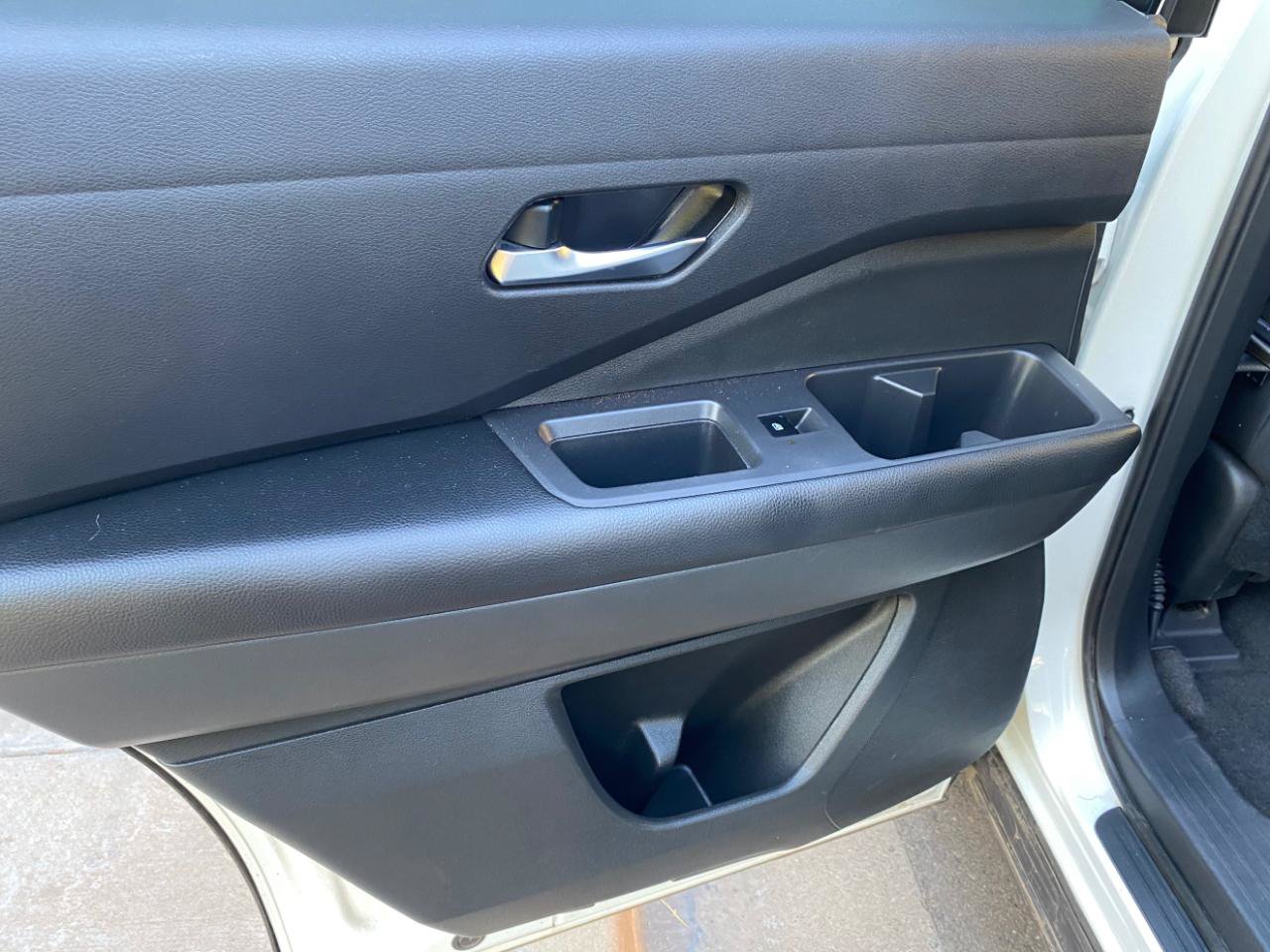 Used 2022 Nissan Pathfinder S FWD image 25