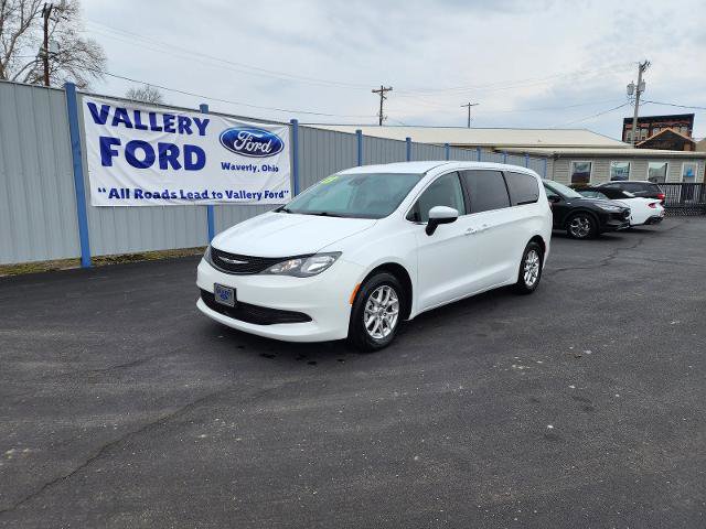 Used 2023 Chrysler Voyager LX image 1