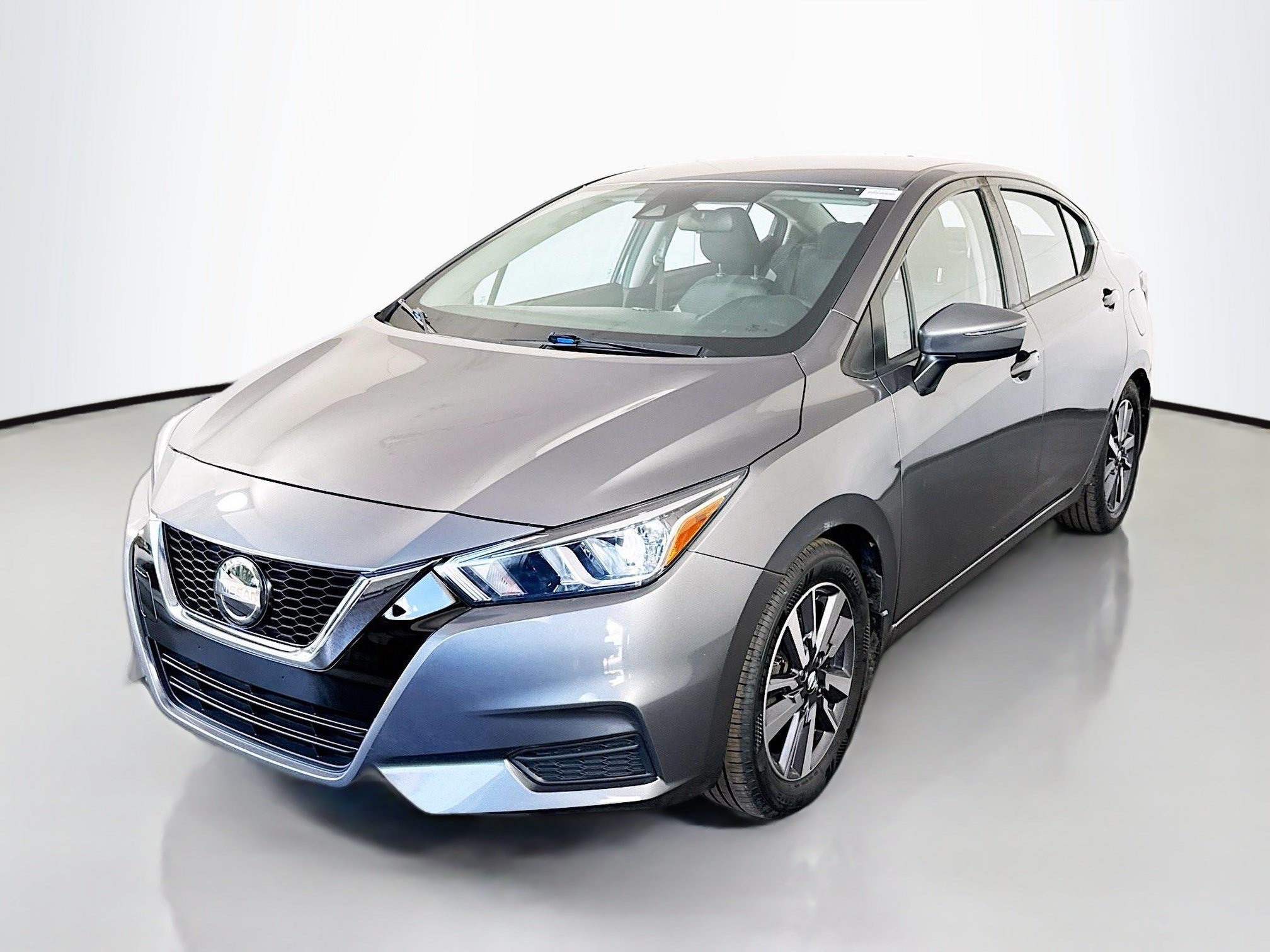 Used 2020 Nissan Versa SV FWD image 4