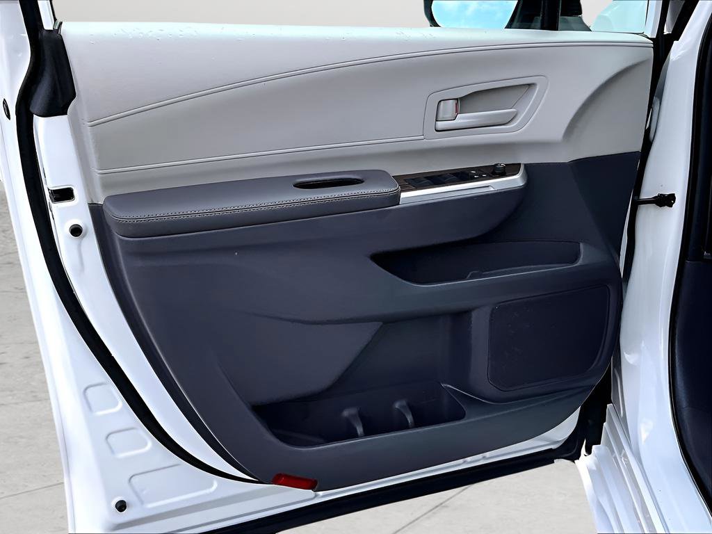 Used 2023 Toyota Sienna LE image 22