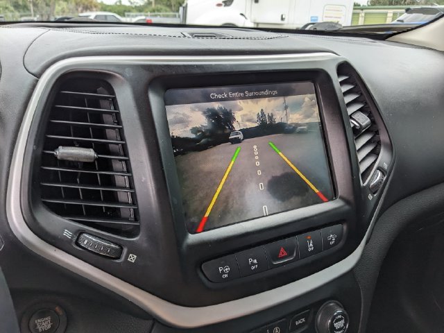 Used 2017 Jeep Cherokee Overland w/ Technology Group AWD/4WD image 25