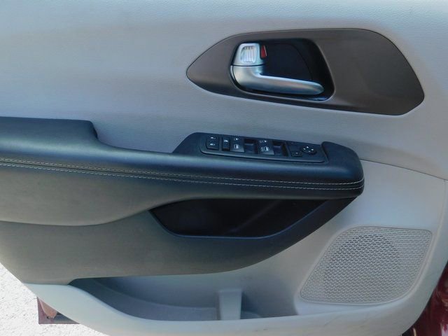 Used 2020 Chrysler Voyager Lxi image 7