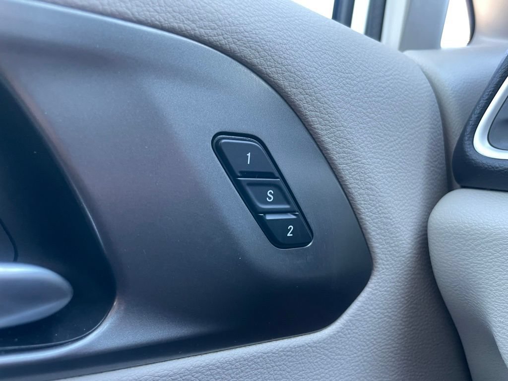 Used 2024 Chrysler Pacifica Touring-L FWD image 25