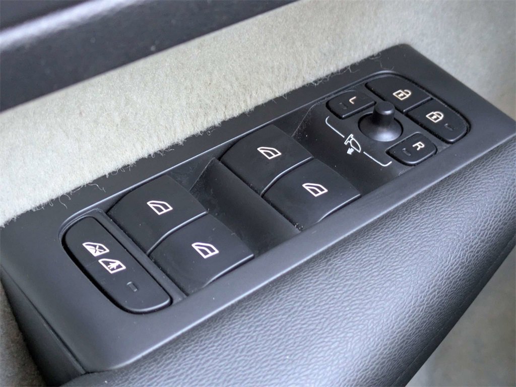 Used 2021 Volvo XC40 T5 Momentum w/ Protection Package Premier image 26