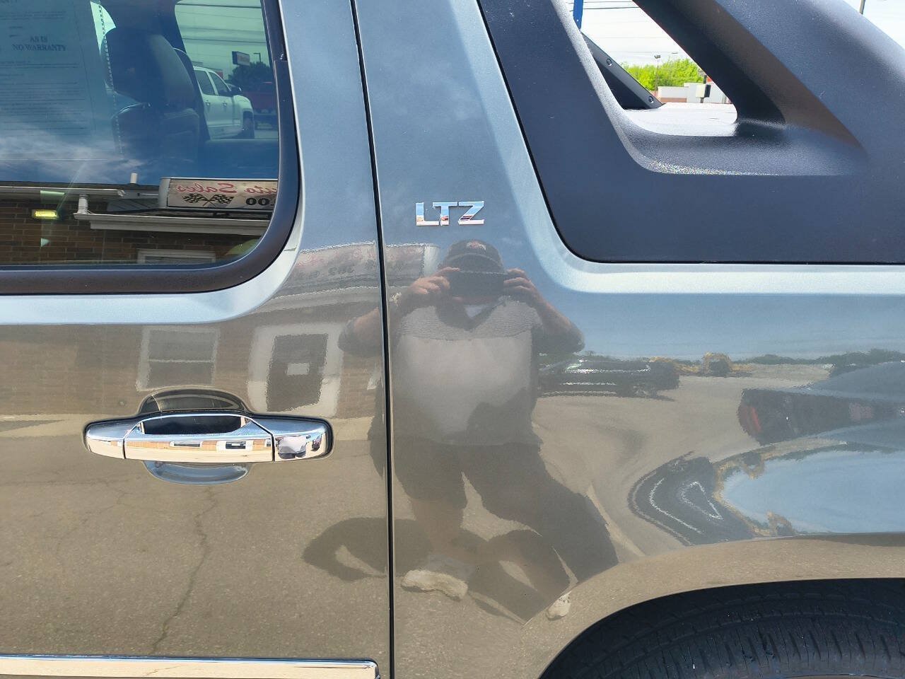 Used 2011 Chevrolet Avalanche LTZ AWD/4WD image 11