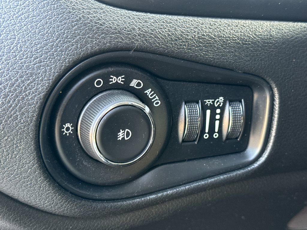 Used 2017 Jeep Renegade Latitude image 22