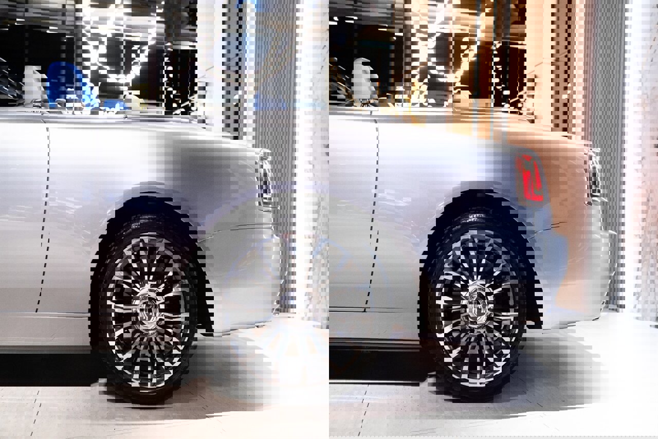 Used 2018 Rolls-Royce Dawn image 32