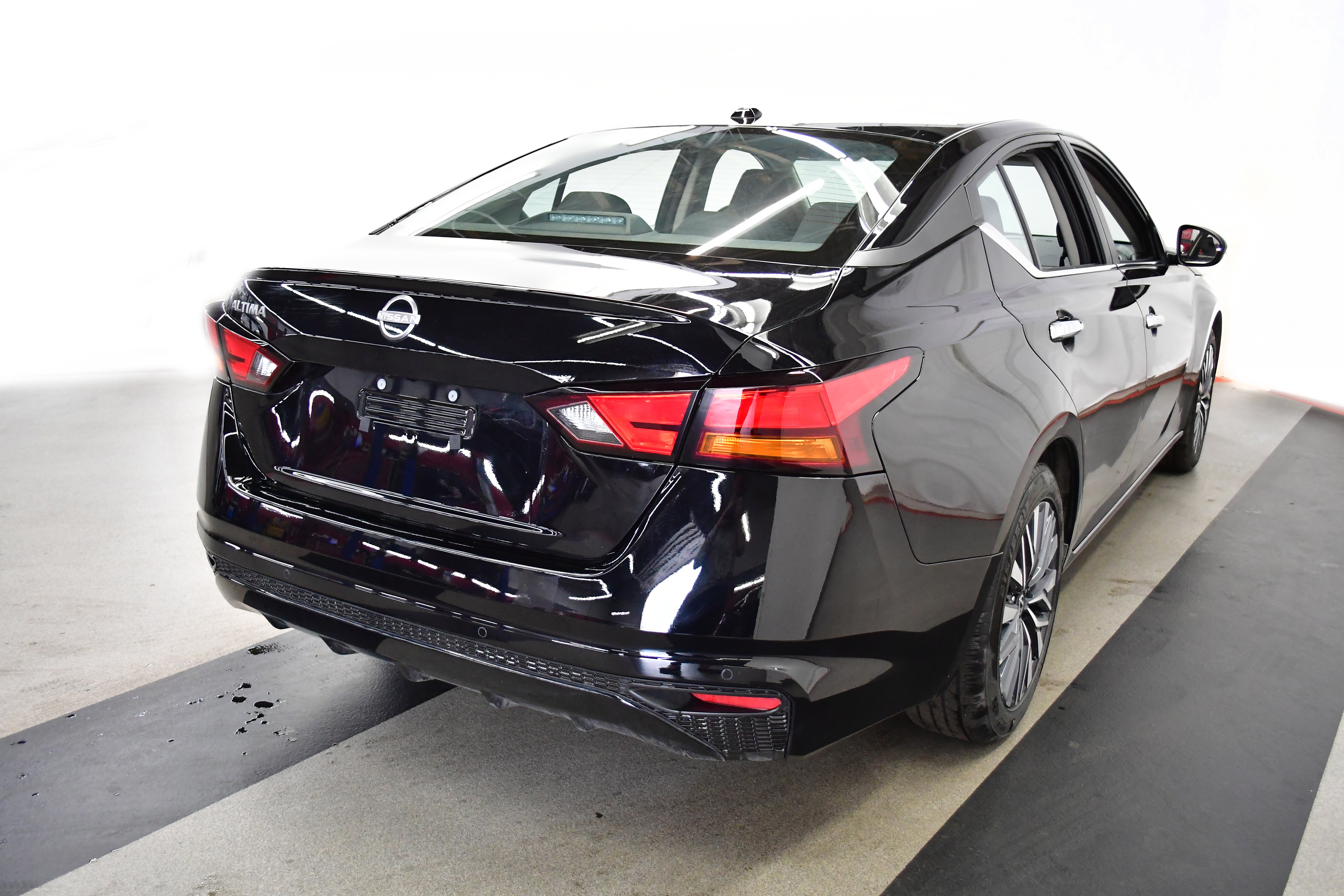 Used 2025 Nissan Altima 2.5 SV FWD image 7