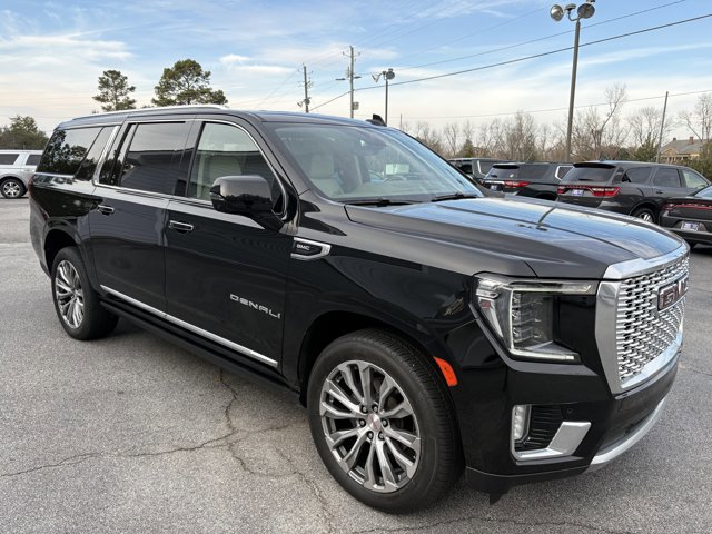 Used 2021 GMC Yukon XL Denali w/ Denali Premium Package image 8