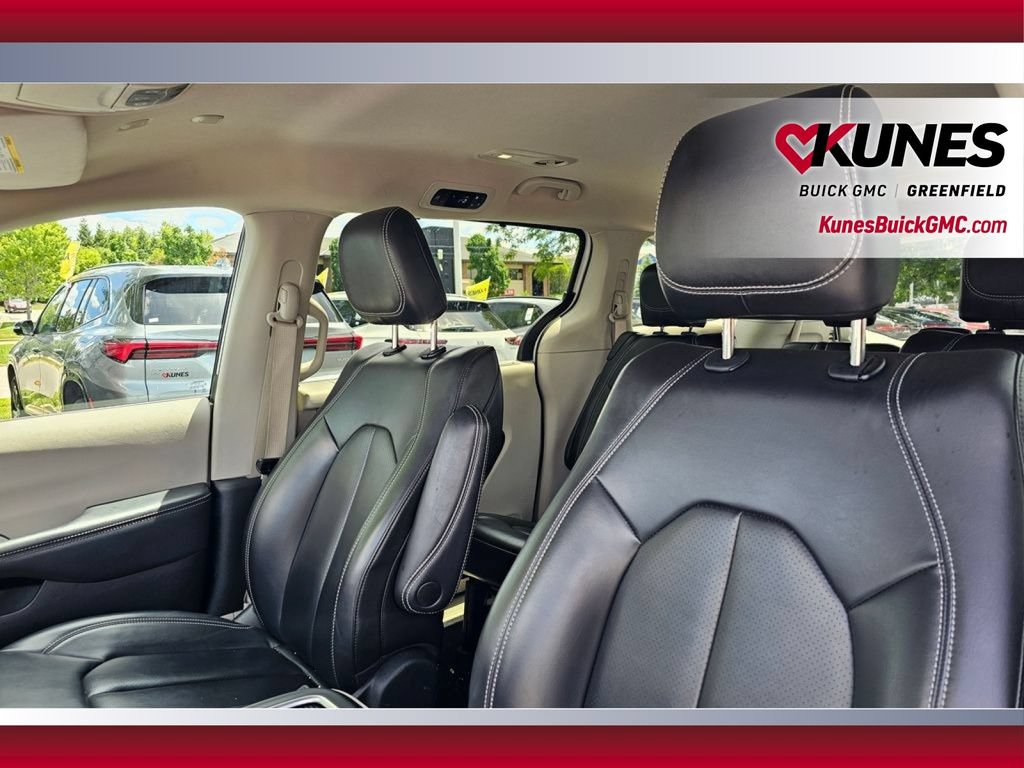 Used 2023 Chrysler Pacifica Touring-L FWD image 14
