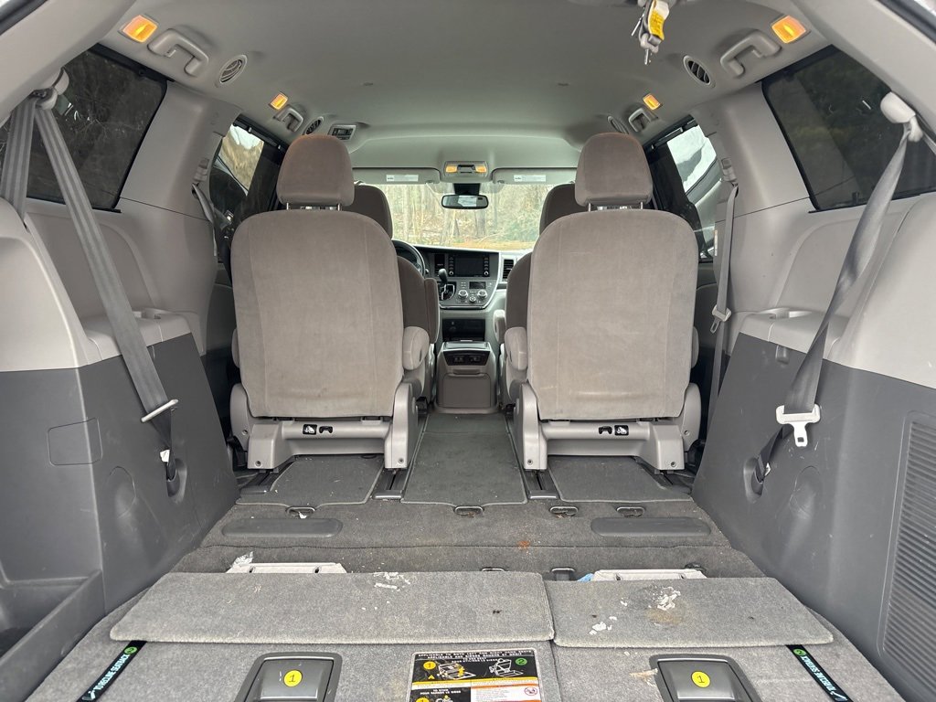 Used 2018 Toyota Sienna LE image 18