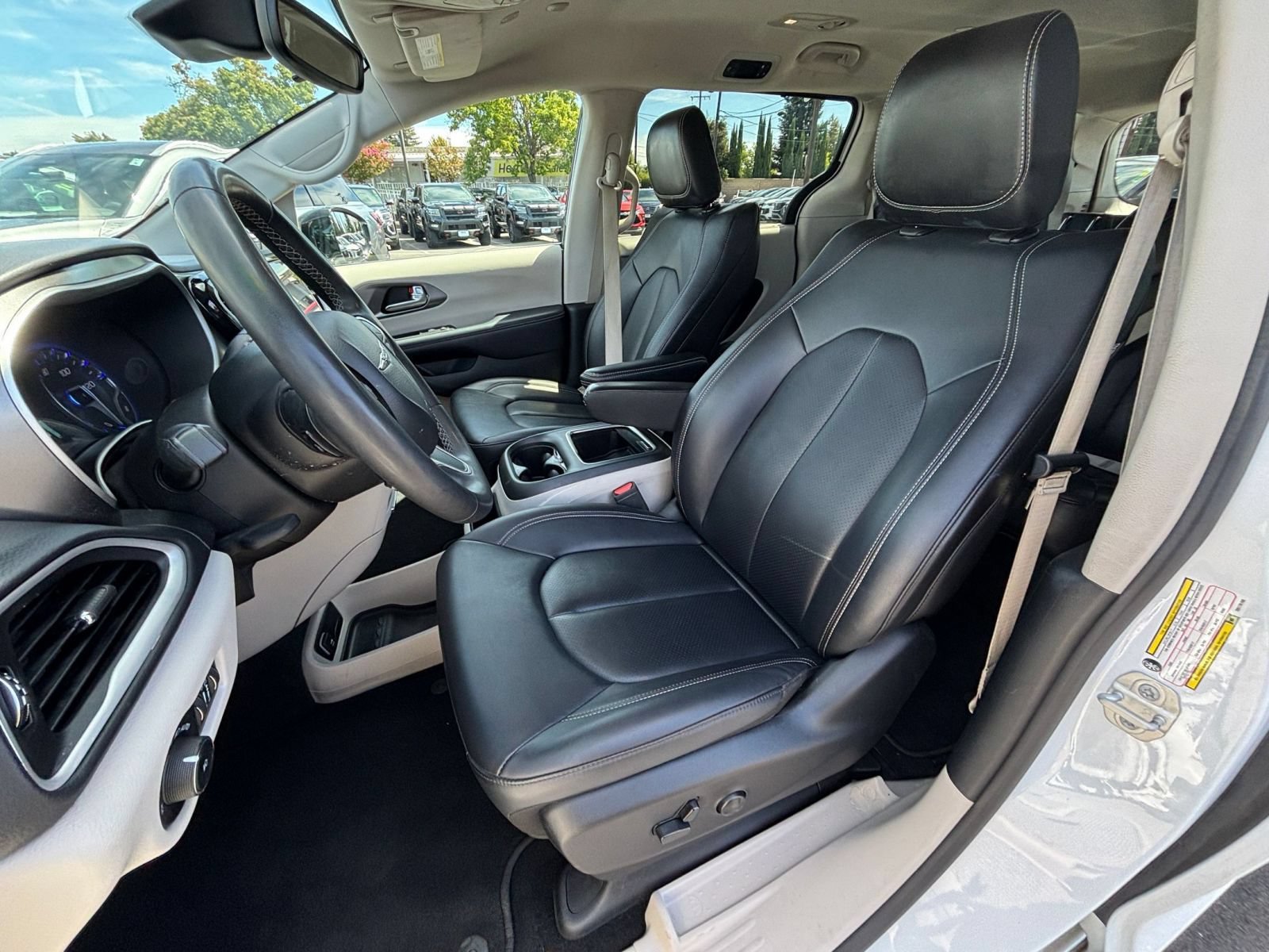 Used 2024 Chrysler Pacifica Touring-L FWD image 38