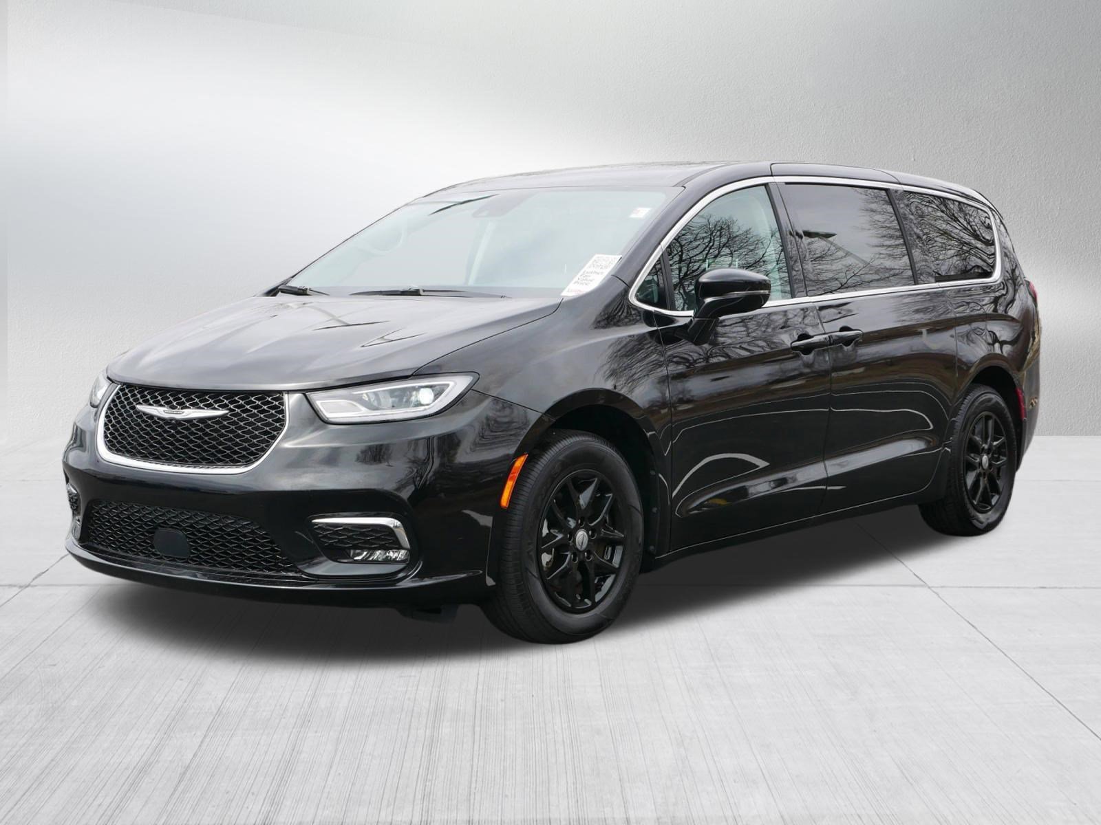 Used 2024 Chrysler Pacifica Touring-L FWD image 3