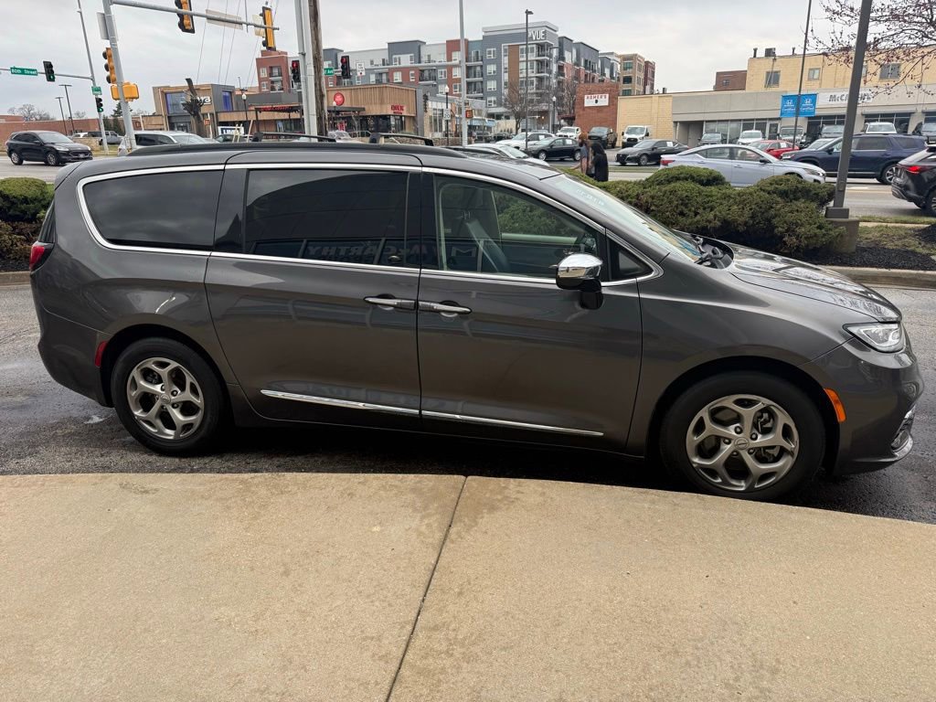 Used 2023 Chrysler Pacifica Limited image 4