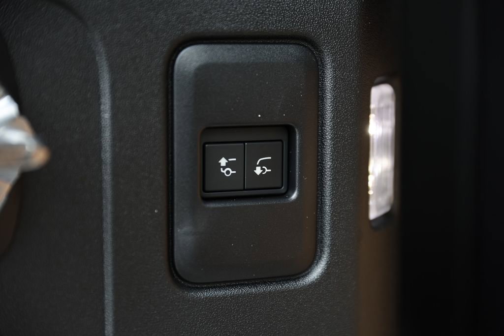 New 2026 Land Rover Defender 110 OCTA AWD/4WD image 11