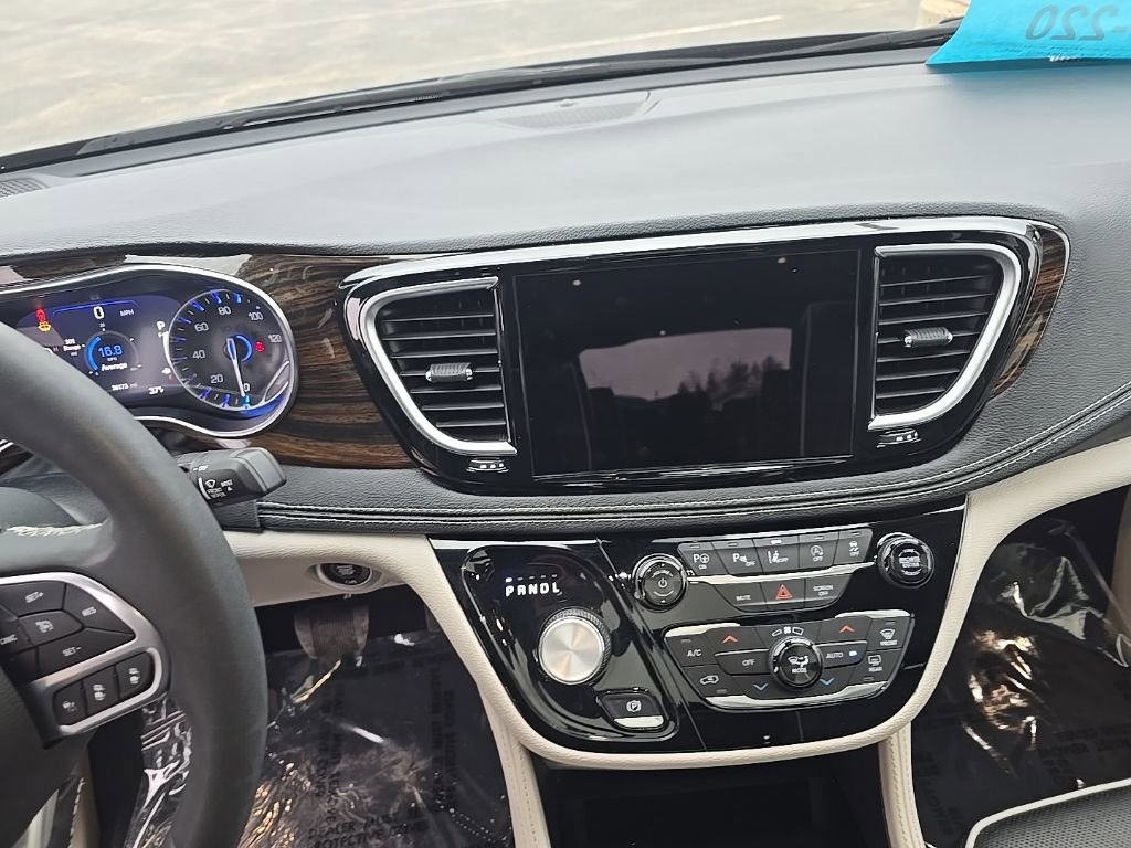 Used 2022 Chrysler Pacifica Limited image 14
